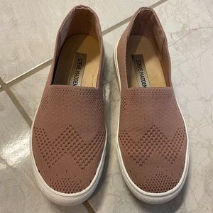 Steve Madden slide on sneakers. Stretchy fabric. Size 6.5. Great condition!